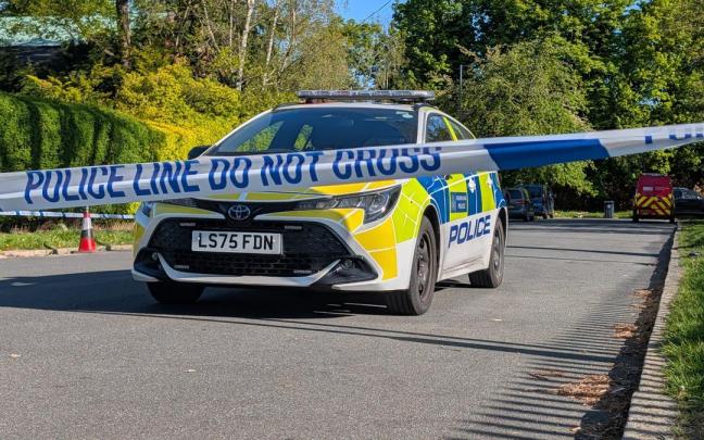 La policía británica acude a una sinagoga tras uno de los ataques.