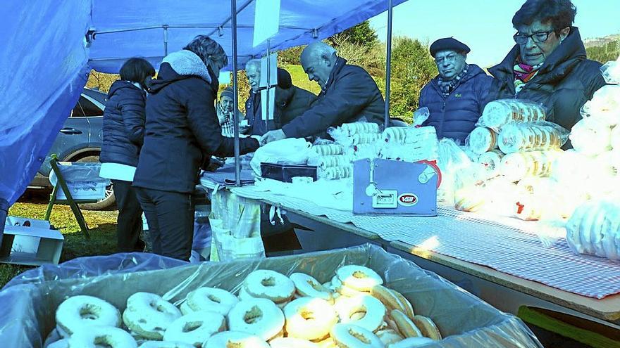 El puesto de venta de rosquillas de anís registró una gran animación durante toda la mañana.