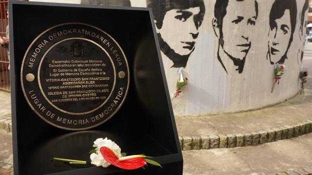 Acto de descubrimiento de la placa que declara la iglesia de San Francisco de Asís de Vitoria-Gasteiz como 'Lugar de Memoria Democrática'