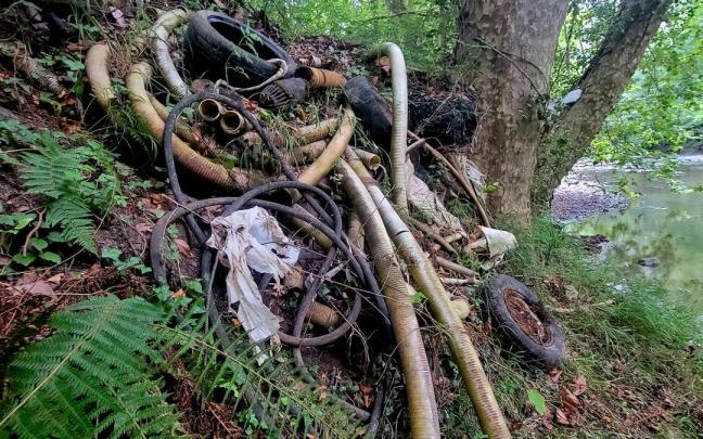 Parte de los residuos que se encuentran en el río Urola a la altura del polígono Joxe Mari Korta en Zumaia.