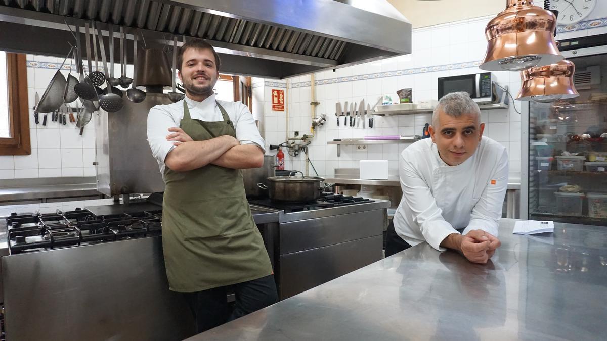Los chefs en la cocina.
