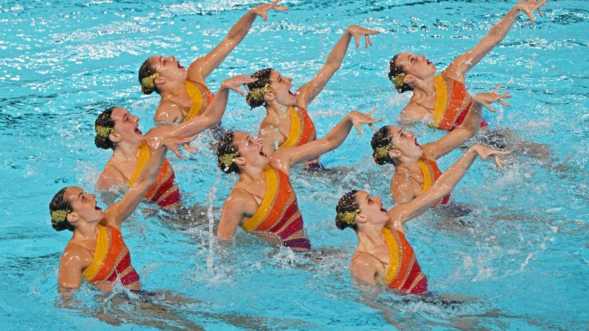 El equipo español de natación sincronizada durante su ejercicio.