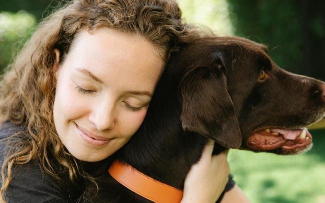 Por qué abrazar a tu perro no es la mejor forma de demostrarle cariño, según un estudio