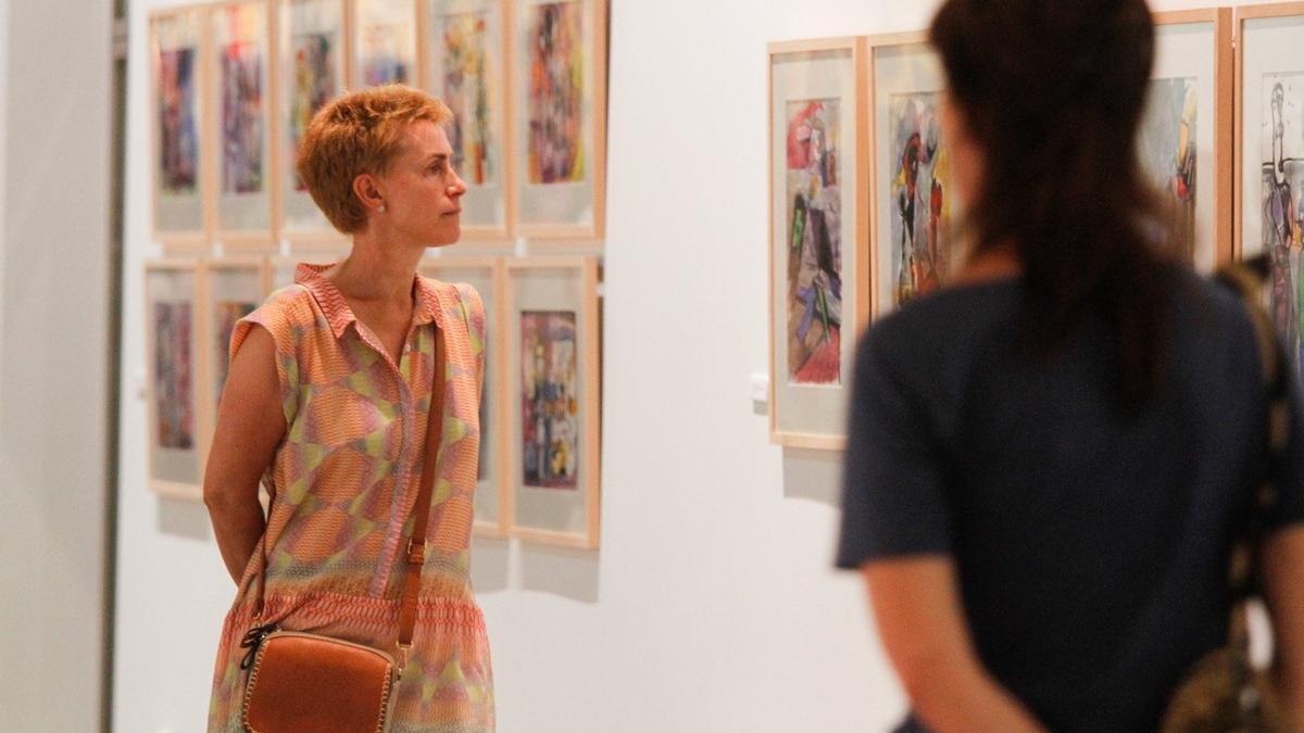 Zarauztarras visitando una exposición en la primera planta del Mercado de Zarautz.