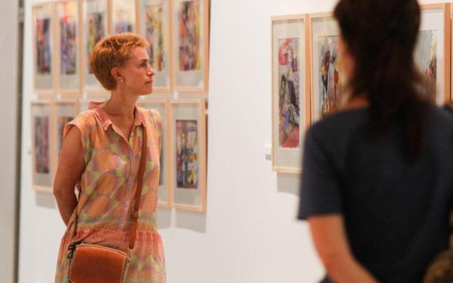 Zarauztarras visitando una exposición en la primera planta del Mercado de Zarautz.