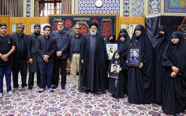 El presidente de Irán, Ebrahim Raisí, junto a familiares de miembros de las fuerzas de seguridad que murieron en las protestas. El presidente de Irán, Ebrahim Raisí, junto a familiares de miembros de las fuerzas de seguridad que murieron en las protestas.