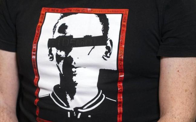 Un hombre, con una camiseta contra la tortura.