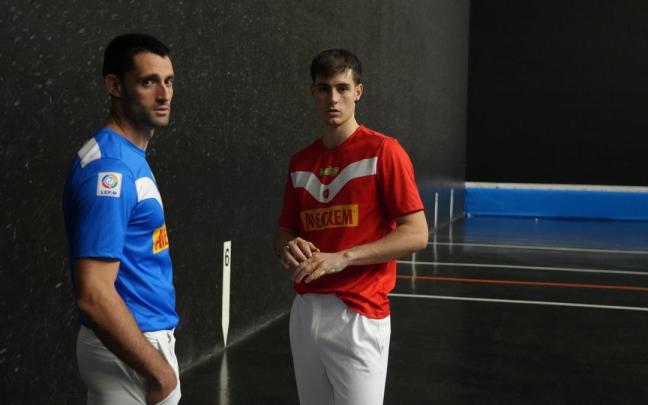 Albisu e Iztueta charlan en el frontón de Amorebieta-Etxano.