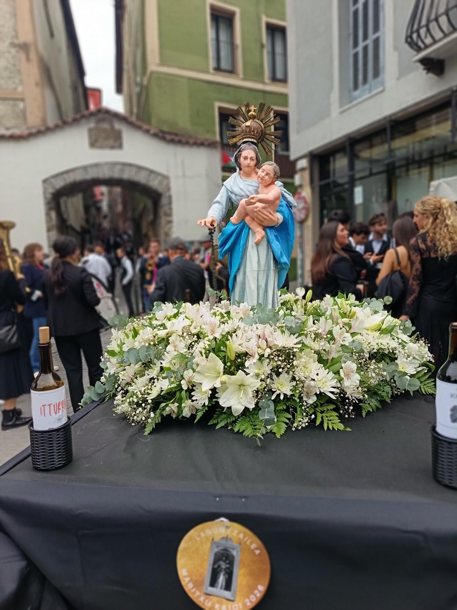 Maritxu, una réplica de la original, recorre en procesión las calles de Arrasate durante la celebración de su 50 aniversario