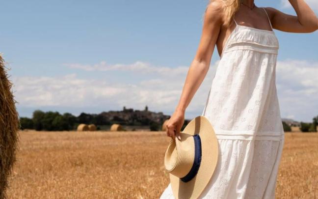 Los 5 vestidos de lino de Zara para vestir con estilo este verano por menos de 50 euros / Freepik Los 5 vestidos de lino de Zara para vestir con estilo este verano por menos de 50 euros