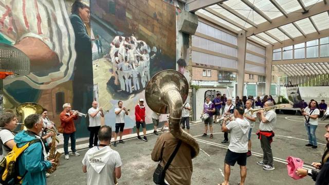 La fanfarria tocando junto al mural / N.G. La fanfarria tocando junto al mural