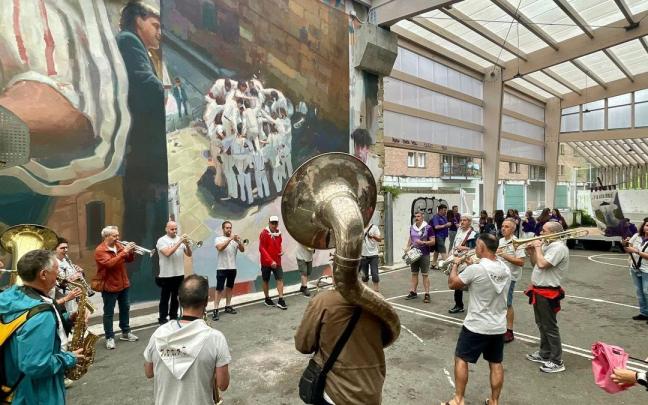 La fanfarria tocando junto al mural / N.G. La fanfarria tocando junto al mural
