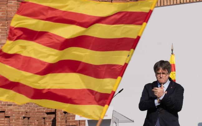 El expresidente de la Generalitat de Catalunya Carles Puigdemont aplaude durante un acto de bienvenida organizado por entidades independentistas en el paseo Lluís Companys