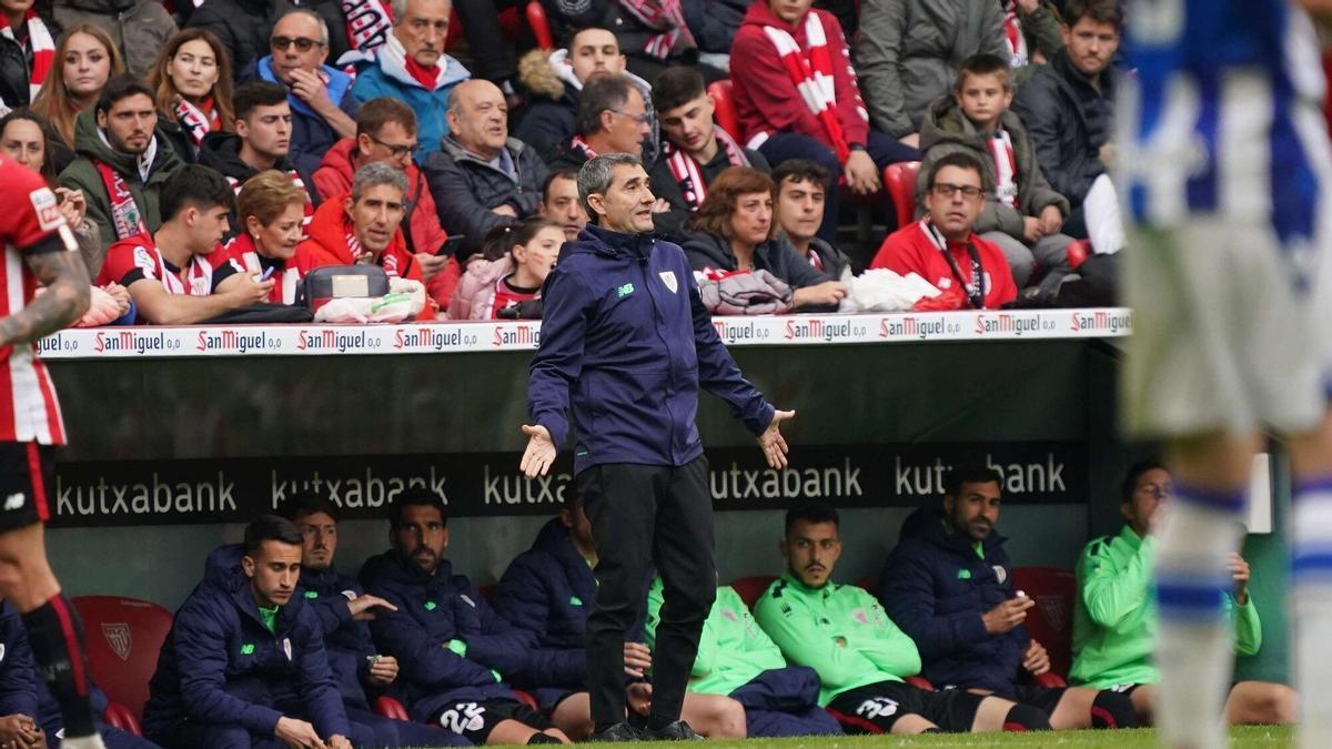 Ernesto Valverde gesticula en un lance del partido ante la Real Sociedad.