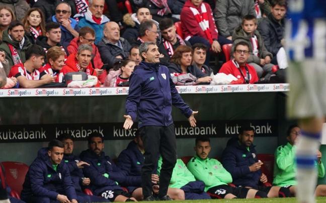 Ernesto Valverde gesticula en un lance del partido ante la Real Sociedad.