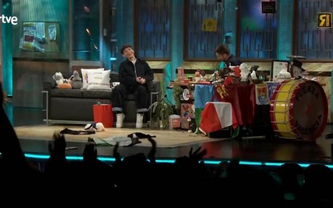 El ganador de Eurovisión, JJ, con David Broncano en 'La Revuelta' / RTVE El ganador de Eurovisión, JJ, con David Broncano en 'La Revuelta'