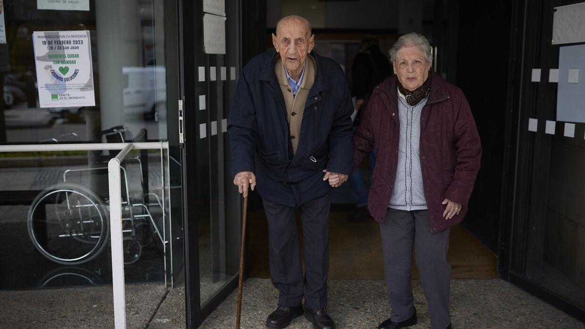 Blas Asín y María Escudero salen de una revisión en el Centro de Salud Iturrama. “Ya nos hemos curado”, dice él. “Ahora que nos saquen guapos”, dice ella.