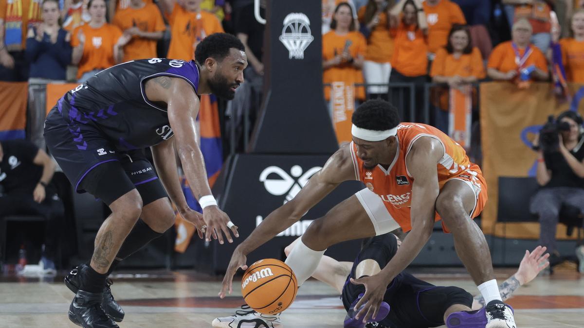 Darrun Hilliard lucha por un balón en el duelo ante el Valencia Basket. / ACB Photo/M.A.Polo