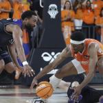 Darrun Hilliard lucha por un balón en el duelo ante el Valencia Basket. / ACB Photo/M.A.Polo