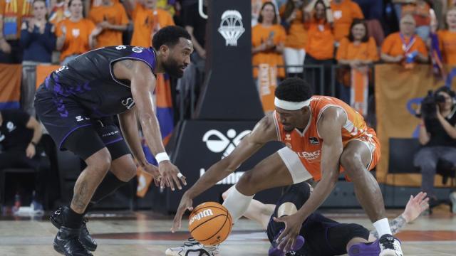 Darrun Hilliard lucha por un balón en el duelo ante el Valencia Basket. / ACB Photo/M.A.Polo