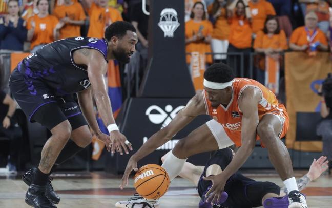 Darrun Hilliard lucha por un balón en el duelo ante el Valencia Basket. / ACB Photo/M.A.Polo