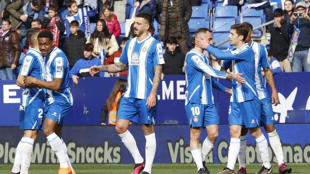 Los jugadores del Espanyol celebran la victoria al término del partido de LaLiga contra el Espanyol