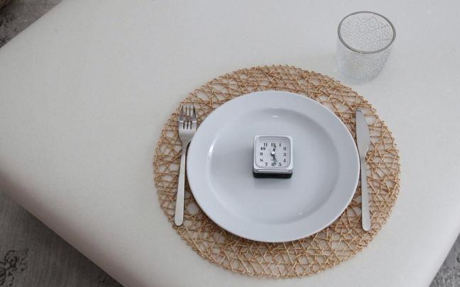 El ayuno intermitente se basa en alargar ese ayuno durante un determinado periodo de horas.