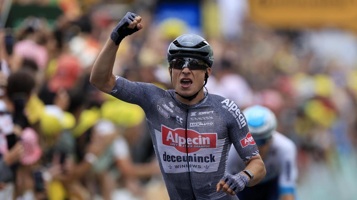 Jasper Philipsen festeja su segunda victoria en el Tour.