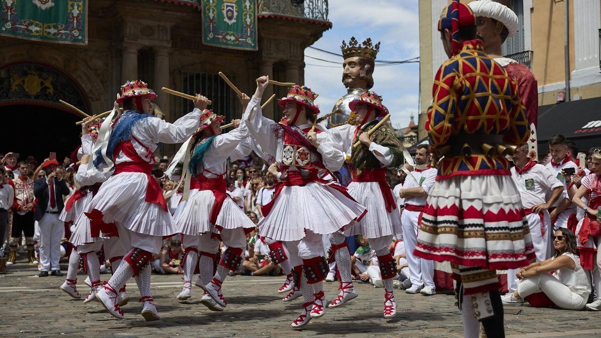 Baile de Duguna en la plaza del Ayuntamiento a su vuelta de la Procesión.