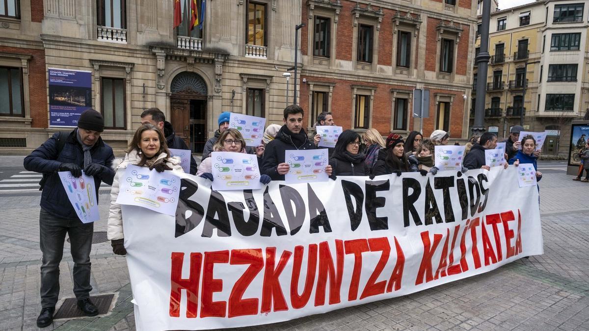 Protesta de los sindicatos frente el Parlamento de Navarra este martes.