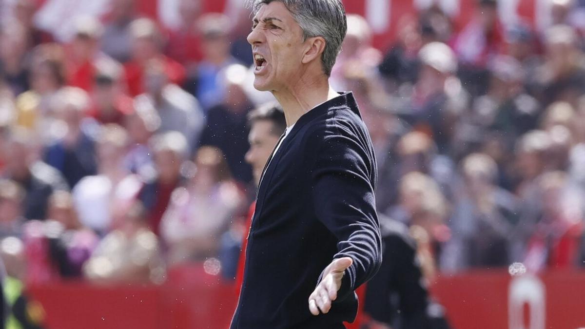 Imanol, enfadado durante un momento del encuentro ante el Sevilla. / JOSÉ MANUEL VIDAL (EFE)