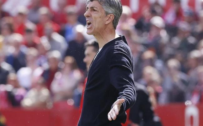 Imanol, enfadado durante un momento del encuentro ante el Sevilla. / JOSÉ MANUEL VIDAL (EFE)