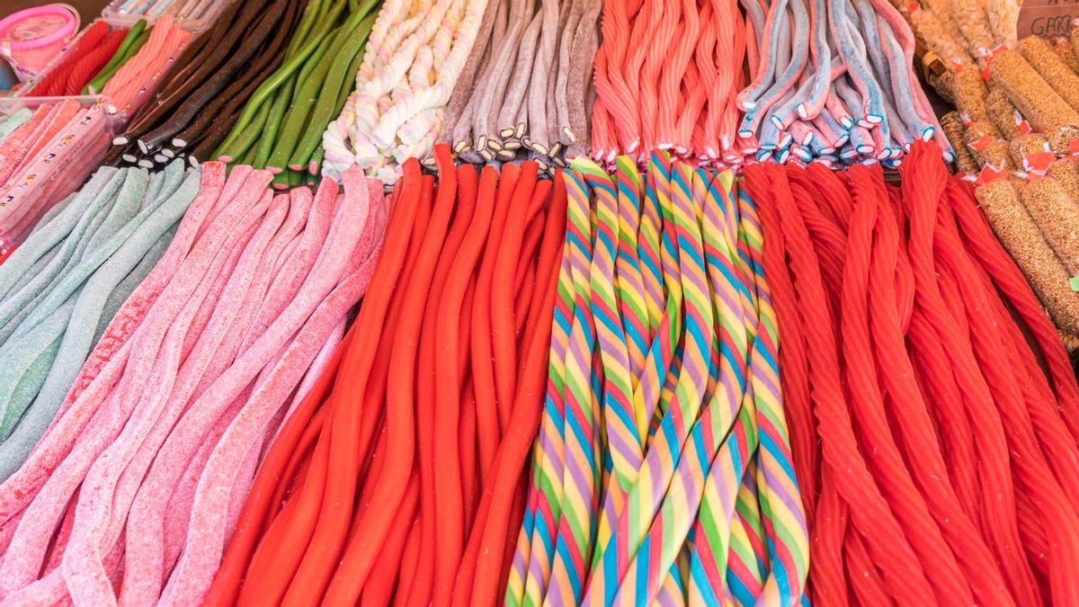 Regalices extralargos colocados en una tienda de chucherías ajenos a esta noticia