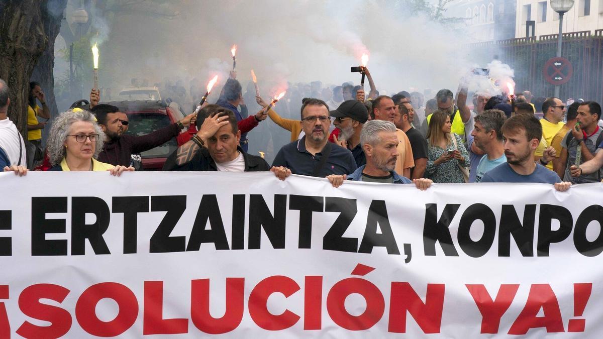 Manifestación de la Ertzaintza que recorrió el pasado martes el centro de Gasteiz y que culminó frente a Lehendakaritza.