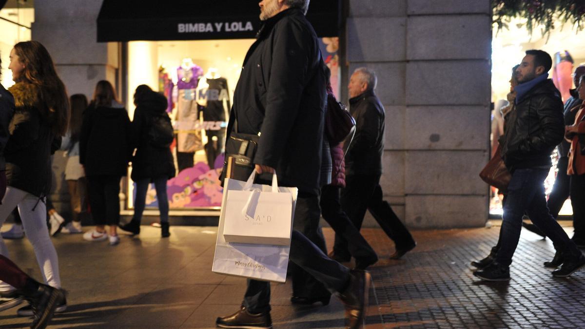 Ciudadanos de compras en las grandes firmas del textil.