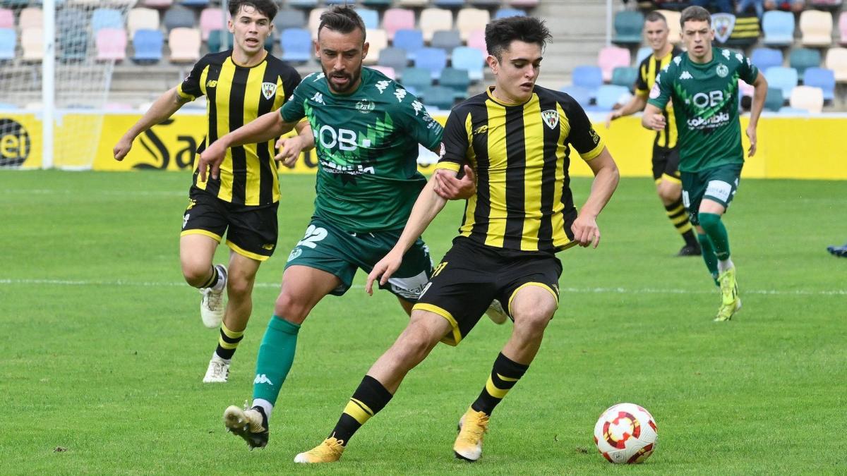 Jugada correspondiente al Barakaldo 2-Arenteiro 0 jugado el pasado mes de octubre en Lasesarre. / OSKAR GONZÁLEZ