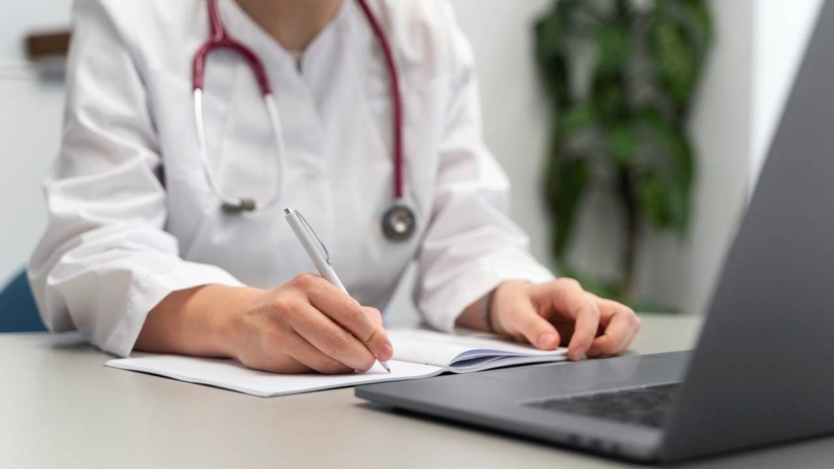 Un médico tramita una baja