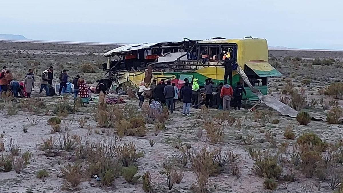 Fotografía cedida por la Policía de Bolivia este sábado de uno de los autobuses accidentados en una carretera en Uyuni (Bolivia)