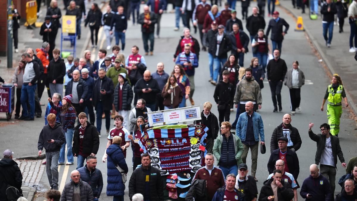 Aficionados del Aston Villa, en uno de sus últimos encuentros.