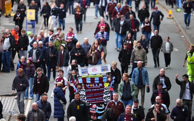 Aficionados del Aston Villa, en uno de sus últimos encuentros.