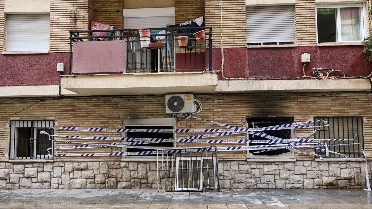 Estado en el que ha quedado la vivienda incendiada en Gandía.