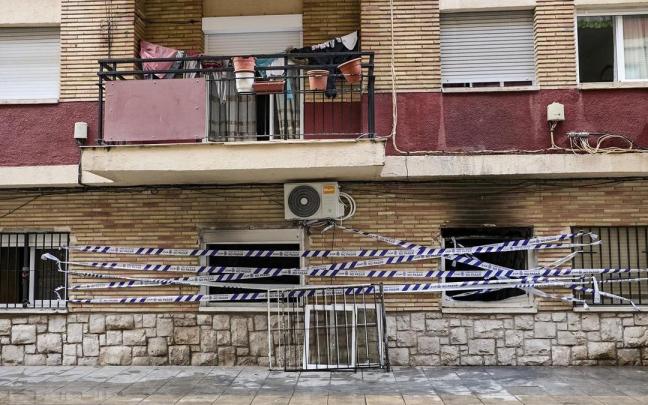 Estado en el que ha quedado la vivienda incendiada en Gandía.