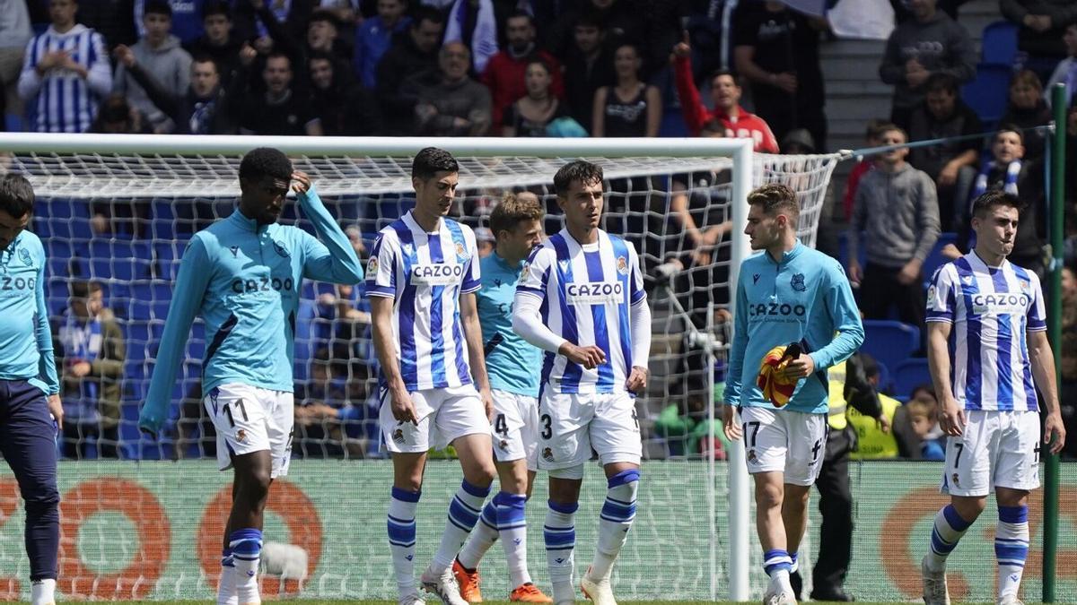 Los jugadores realistas, tras el partido ante el Girona. / RUBEN PLAZA