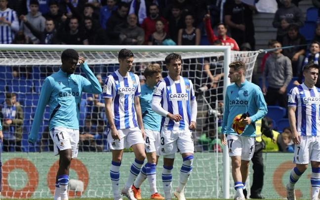 Los jugadores realistas, tras el partido ante el Girona. / RUBEN PLAZA