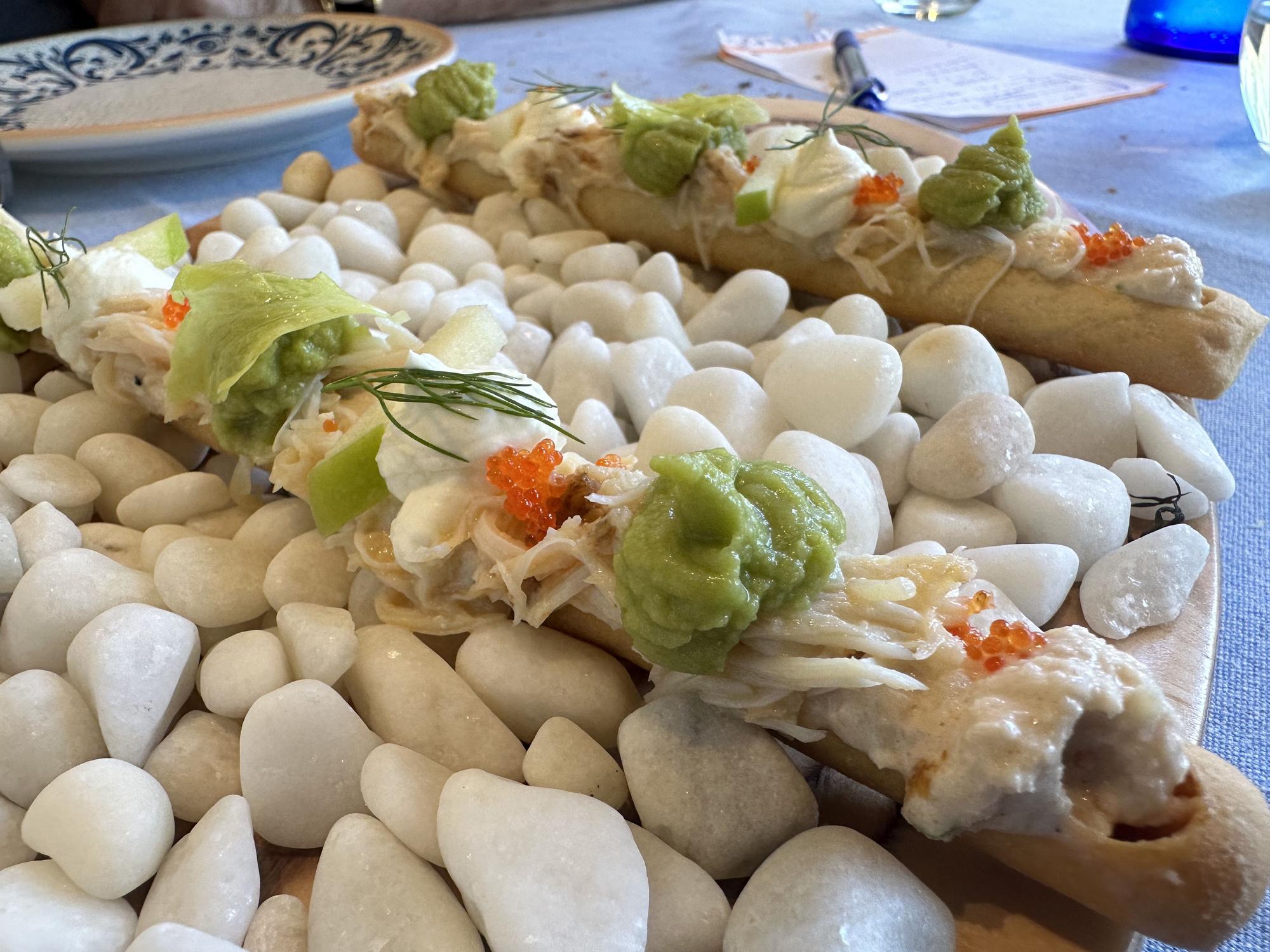 Grissini relleno de ensaladilla de txangurro.