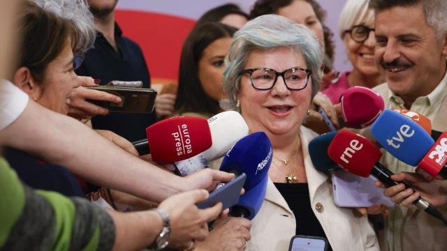 Dolores Vázquez atiende a los medios de comunicación.