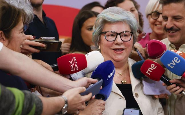 Dolores Vázquez atiende a los medios de comunicación.