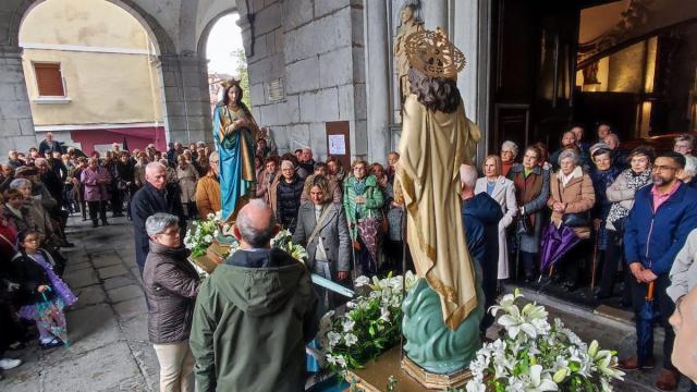 El pórtico de la parroquia de San Bartolomé ha acogido la recreación del encuentro / Aitor El pórtico de la parroquia de San Bartolomé ha acogido la recreación del encuentro