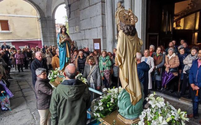 El pórtico de la parroquia de San Bartolomé ha acogido la recreación del encuentro