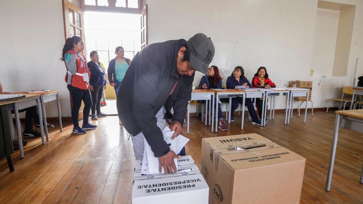 Un ciudadano ecuatoriano votando en las elecciones generales de Guatemala 2023.